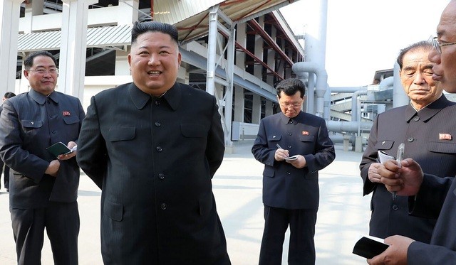 Nhà lãnh đạo Triều Tiên Kim Jong-un xuất hiện tại lễ khai trương nhà máy phân bón ở Suchon.