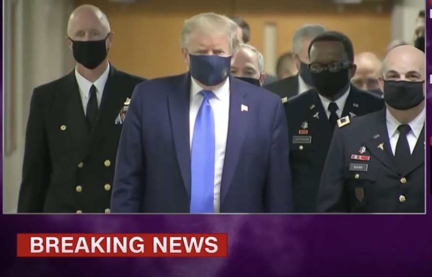 Lần đầu tiên ông Trump đeo khẩu trang xuất hiện trước công chúng