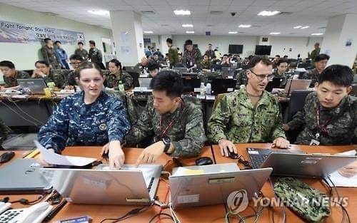 Lính Mỹ - Hàn ôn luyện các tình huống giả tưởng trên máy tính tại Busan, Hàn Quốc