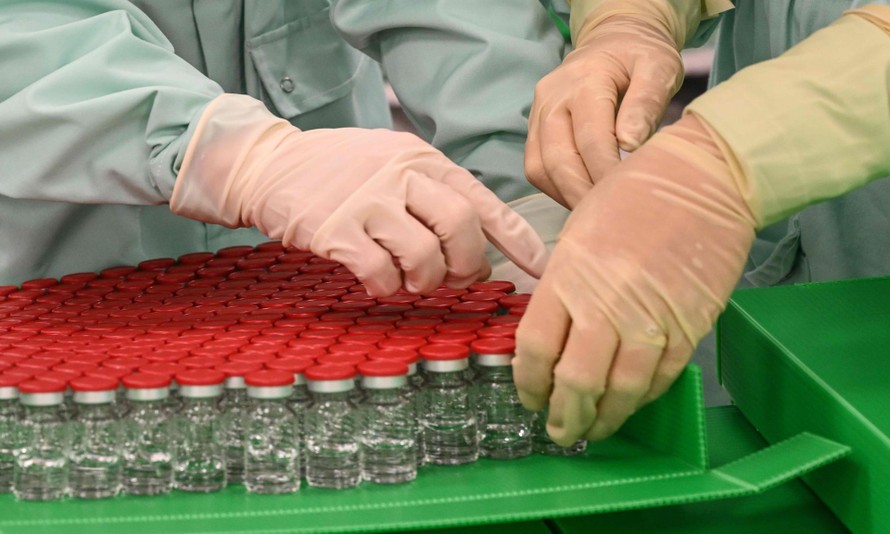 Những lô vắcxin COVID-19 thử nghiệm đang được các kỹ thuật viên kiểm tra công đoạn cuối.