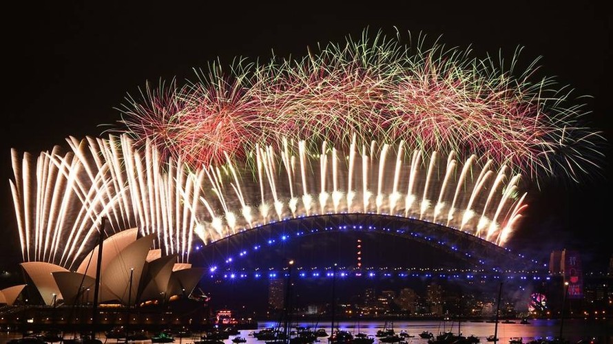 Pháo hoa chào năm mới 2021 ở cầu cảng Sydney.