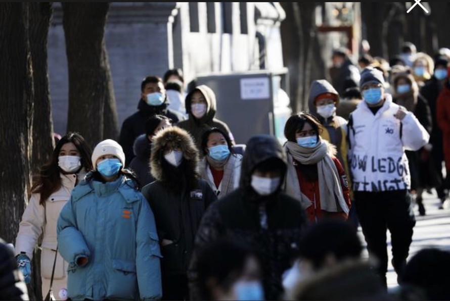 Người dân Bắc Kinh ra đường thời đại dịch COVID-19.