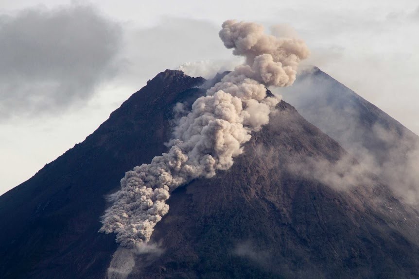 Núi lửa Merapi, một trong những ngọn núi lửa hoạt động mạnh nhất Indonesia, lại phun trào.