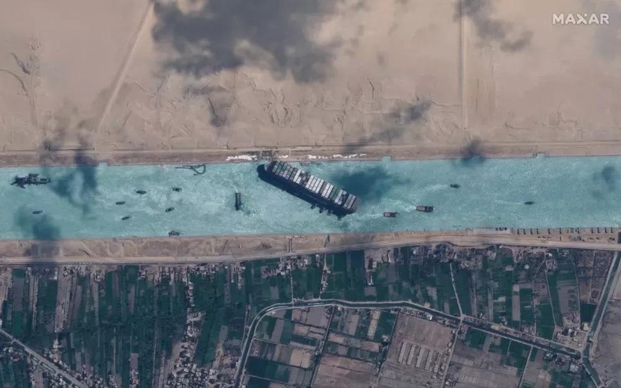 Hình ảnh con tàu Ever Given bị mắc cạn trên kênh đào Suez được chụp từ vệ tinh.