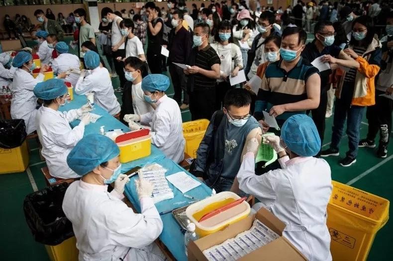 Các sinh viên các trường đại học ở Vũ Hán tiêm chủng vắc xin COVID-19 do Trung Quốc sản xuất.