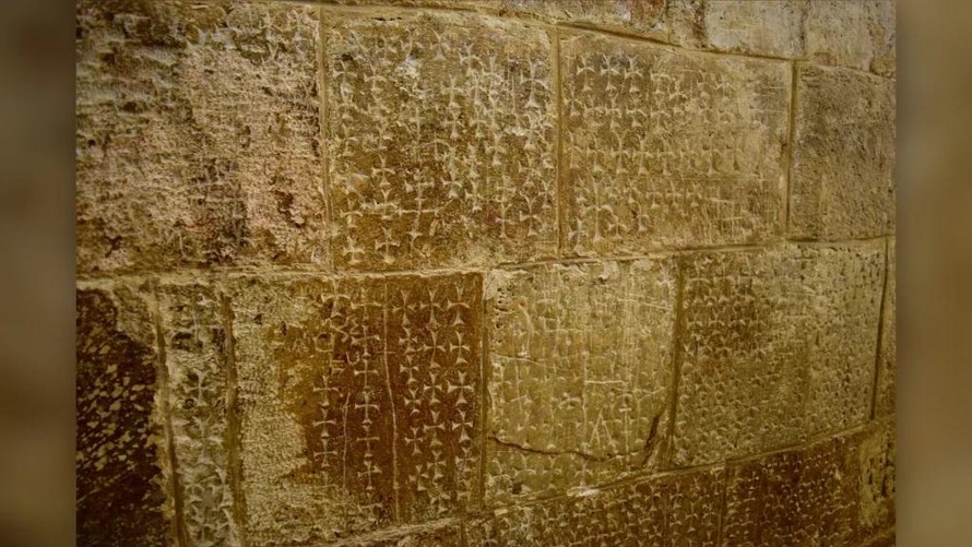 Những hình thánh giá trên tường tại Nhà thờ Mộ Chúa ở vùng đất thánh Jerusalem.