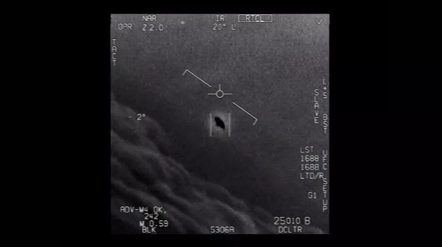Video của hải quân Mỹ cho thấy sự xuất hiện của vật thể lạ không xác định.