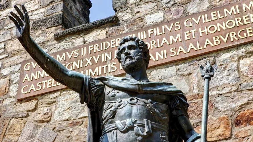 Bức tượng hoàng đế La Mã Augustus được dựng ở Đức. Giờ nếu ông sống lại thì không thể hiểu con cháu mình nói gì.