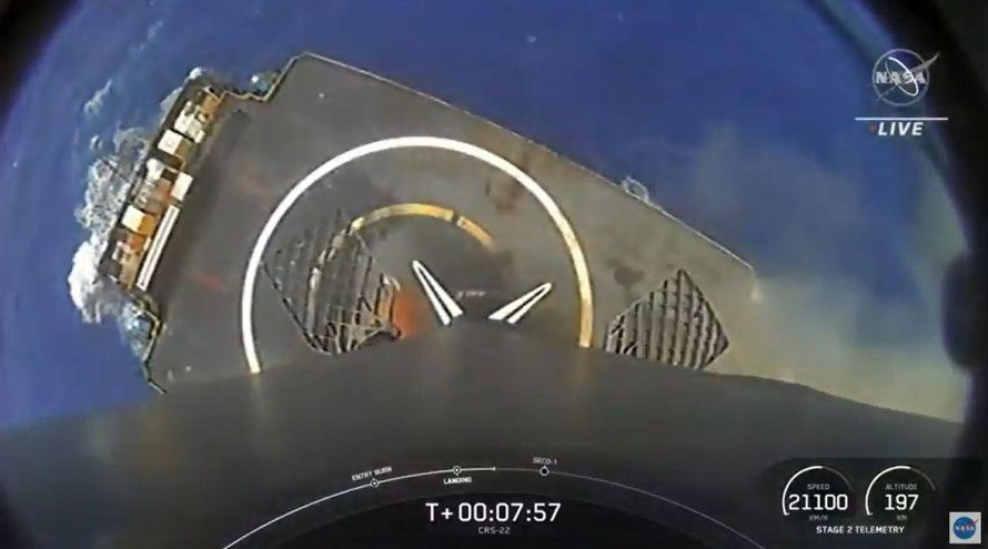 Hình ảnh tĩnh này từ một video của SpaceX cho thấy quang cảnh từ một tên lửa đẩy Falcon 9 mới sau khi hạ cánh thành công xuống tàu bay không người lái ở Đại Tây Dương sau vụ phóng tàu chở hàng CRS-22 Dragon cho NASA vào ngày 3/6