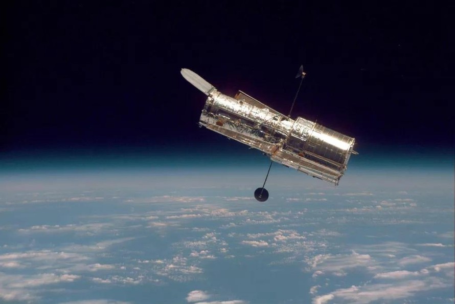 Kính viễn vọng Hubble đang bay trong vũ trụ ở chế độ an toàn sau sự cố máy tính khó hiểu.