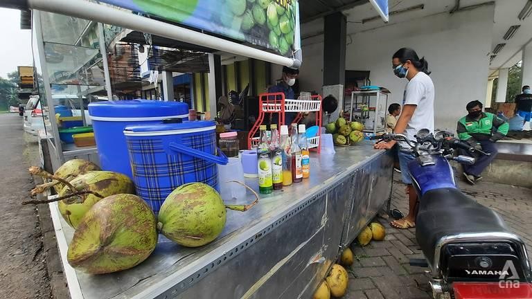 Người dân Indonesia đi mua trái dừa vì tin rằng nước dừa sẽ chữa khỏi COVID-19.