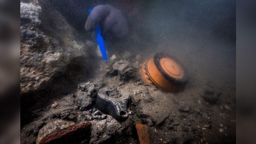 Đồ gốm trang trí công phu được tìm thấy dưới nước.