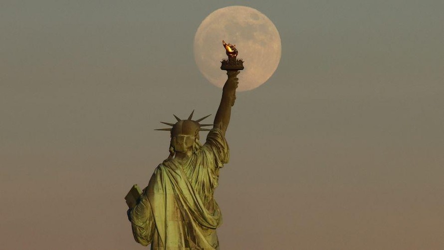 Trăng tròn nhìn từ tượng Nữ thần Tự do, Mỹ