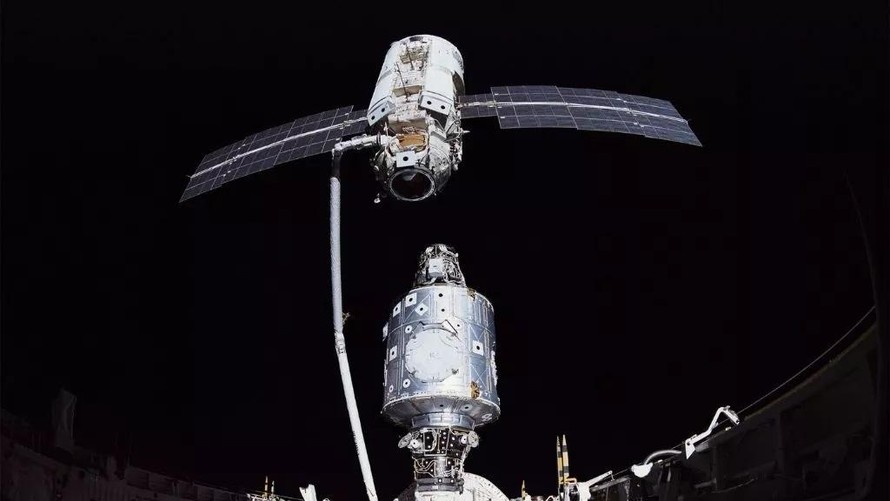Mô-đun Zarya do Nga chế tạo ( bên trên) kết nối với mô đun chế tạo của Mỹ trên ISS năm 1998.