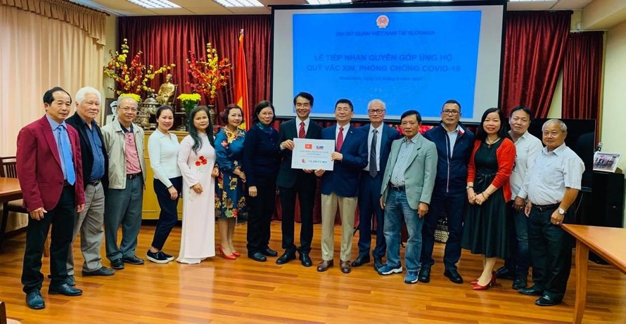 Đại diện Cộng đồng người Việt trên toàn Slovakia tại buổi lễ tiếp nhận tiền quyên góp do Đại sứ quán Việt Nam tại Slovakia tổ chức.