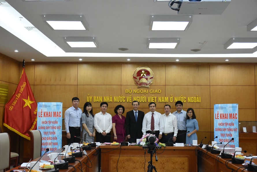 Các đại biểu tham dự lễ khai mạc Khóa tập huấn giảng dạy tiếng Việt cho giáo viên Việt Nam ở nước ngoài ở đầu cầu Hà Nội.