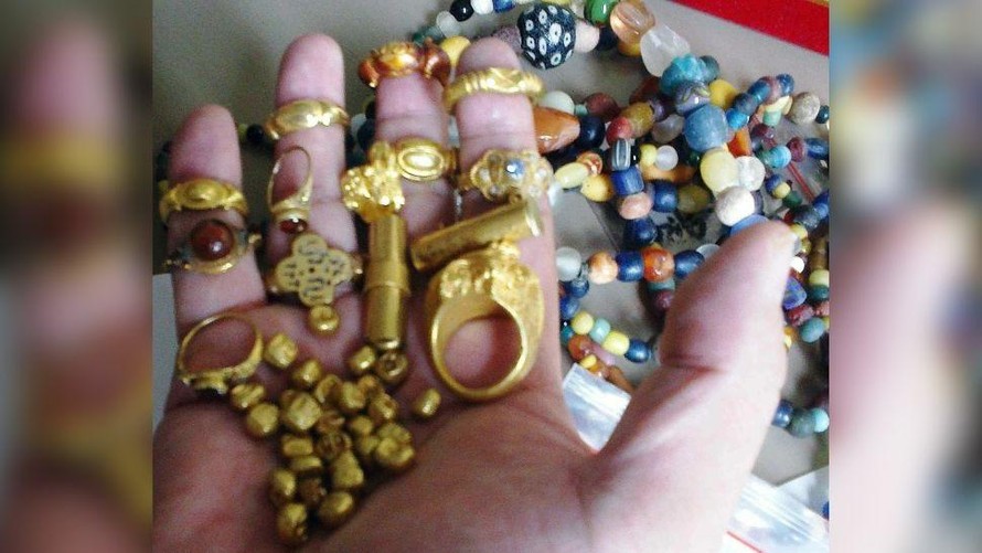 Những đồ tạo tác bằng vàng tìm thấy dưới đáy sông ở Srivijaya.