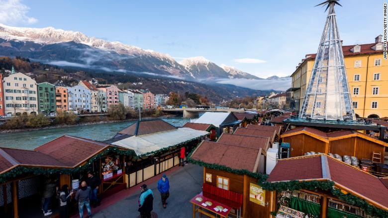Khu chợ Giáng sinh ở Áo ngày đầu tiên áp dụng lệnh phong tỏa với những người chưa tiêm vắc xin ngừa COVID-19