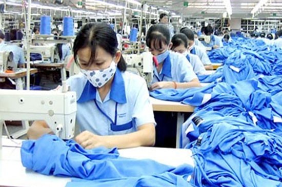 Tại Việt Nam, phụ nữ phải làm việc xa nhà trong các nhà máy may mặc với mức lương bèo bọt, không đủ để họ thoát nghèo.