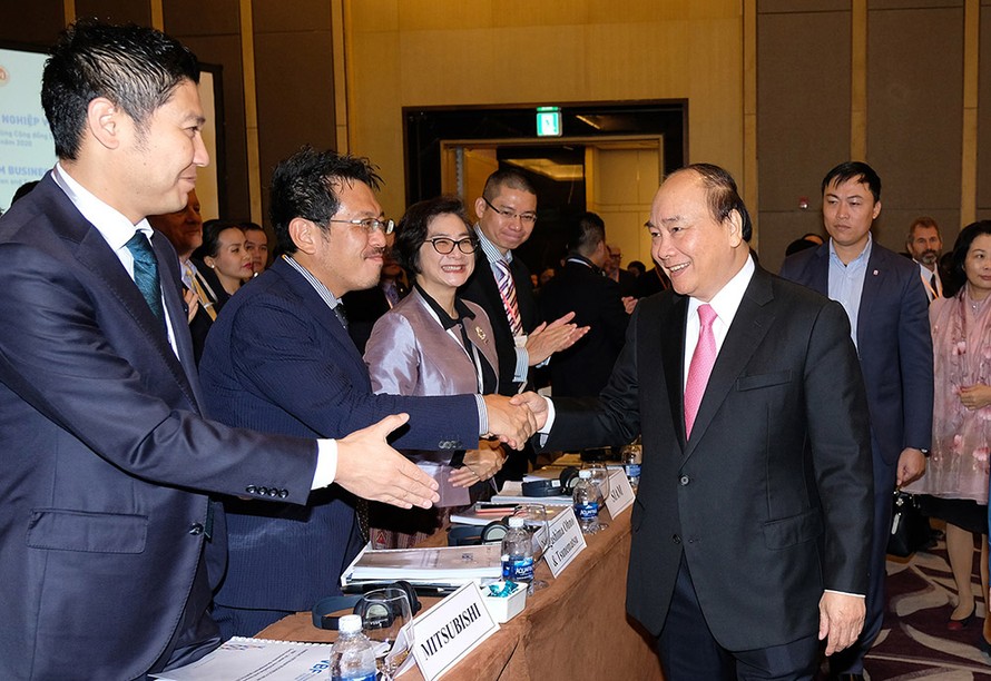 Thủ tướng Nguyễn Xuân Phúc tiếp xúc doanh nghiệp tại Diễn đàn VBF. Ảnh: GP.