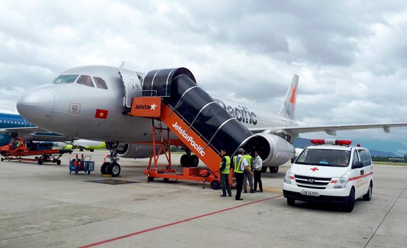 Máy bay Jetstar hạ cánh khẩn cấp cứu bệnh nhân sốc thuốc