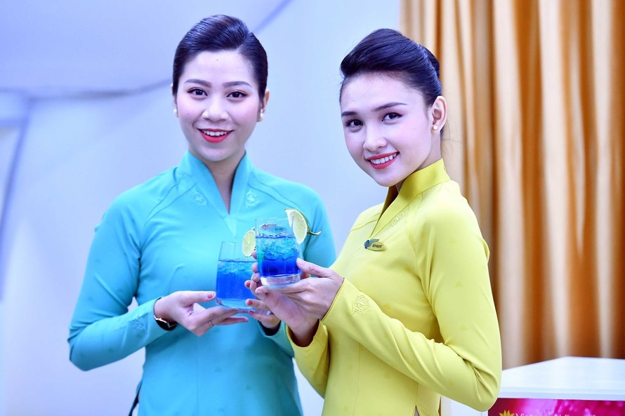 Các tiếp viên Vietnam Airlines hào hứng tự tay pha chế các loại cocktail mới.