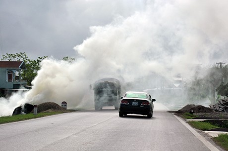 Người dân phơi nông sản, đốt rơm rợ dọc các tuyến đường đã gây nhiều tai nạn giao thông thương tâm.
