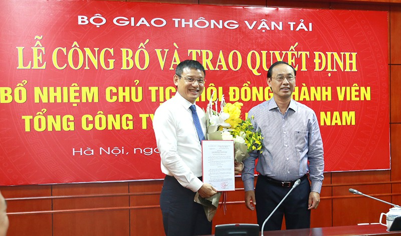 Thứ trưởng GTVT Lê Đình Thọ (phải) trao quyết định bổ nhiệm cho tân Chủ tịch HĐTV VATM Phạm Việt Dũng (trái).
