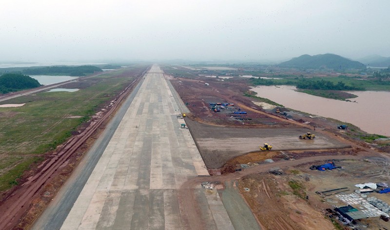 Theo hợp đồng BOT giữa Quảng Ninh và chủ đầu tư dự án sân bay Vân Đồn, chu đầu tư sẽ có thời gian khai thác để thu hồi vốn trong 45 năm, mức lợi nhuận bằng 14% tổng chi phí đầu tư. Ảnh Zing.