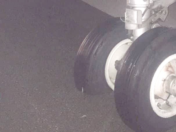 Một bên lốp trước của máy bay bị nổ khi hạ cánh tại sân bay Vinh.