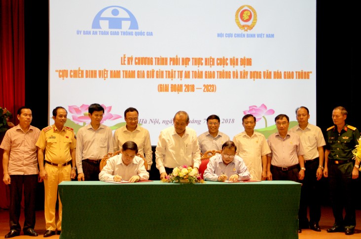 Đại diện Ủy ban ATGT Quốc gia và Hội Cựu chiến binh Việt Nam ký kết Chương trình phối hợp giai đoạn 2018 - 2023.