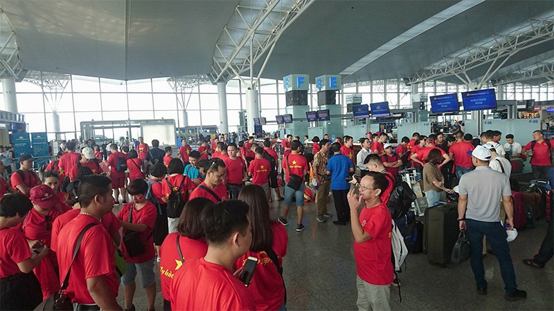 Cổ động viên Việt Nam làm thủ tục tại sân bay Nội Bài lên đường tiếp lủa đội tuyển bóng đá Nam.