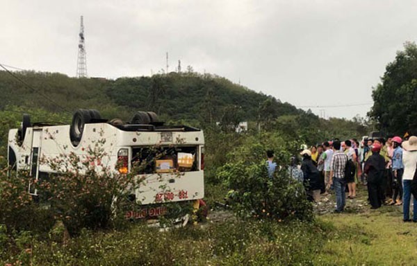 Hiện trường vụ xe khách 29 chỗ mang BKS: 78B-005.20 lật ngửa trên QL19 đoạn qua địa phận xã Song An, thị xã An Khê, tỉnh Gia Lai chiều 2/9, khiến 7 người trên xe bị thương. Ảnh: BGT.