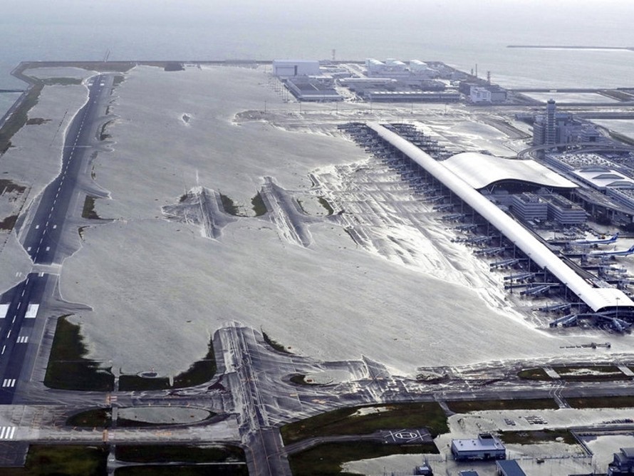 Sân bay Kansai (Osaka, Nhật Bản) ngập trong nước, một phần nhà ga cũng bị ảnh hưởng nặng do bão tới nay vẫn chưa khắc phục xong.
