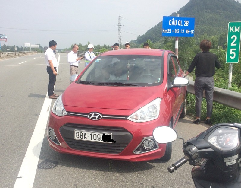 Chiếc ô tô đi ngược chiều trên cao tốc Nội Bài - Lào Cai, khi bị bắt lập biên bản còn quay đầu bỏ chạy.
