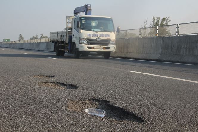 Việc sửa chữa mặt đường cao tốc Đà Nẵng - Quảng Ngãi chưa đảm bảo, nên lãnh đạo VEC tiếp tục bị phê bình.