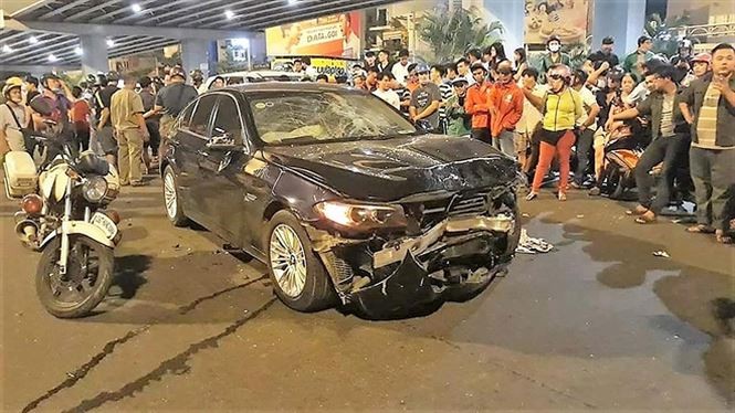 Hiện trường vụ nữ tài xế say rượu lái xe gây tai nạn tại ngã tư Hàng Xanh (TPHCM) tối 21/10.