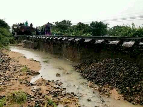 Đoạn đường sắt nối Nha Trang – Tháp Chàm bị nước cuốn trôi chân đường vẫn chưa thể khắc phục. Ảnh: Viết Nghĩa.