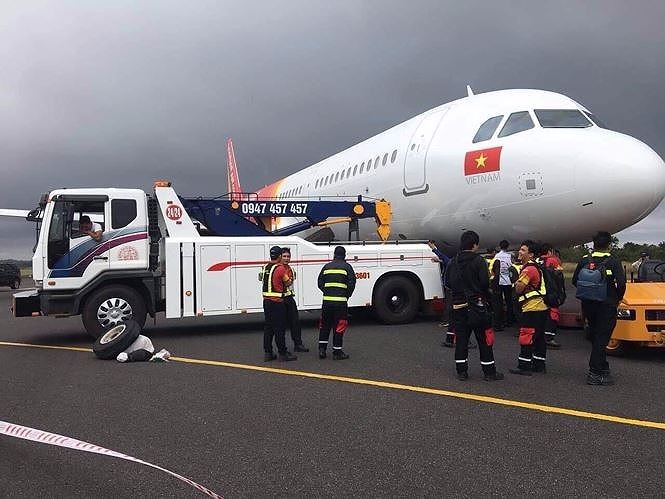 Lực lượng chức năng xử lý sự cố máy bay của Vietjet rơi lốp trước khi hạ canh xuống sân bay Buôn Ma Thuột hồi cuối tháng 11/2018.