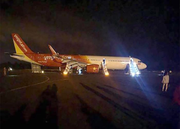 Máy bay bật máng trượt để hành khách rời khỏi máy bay.