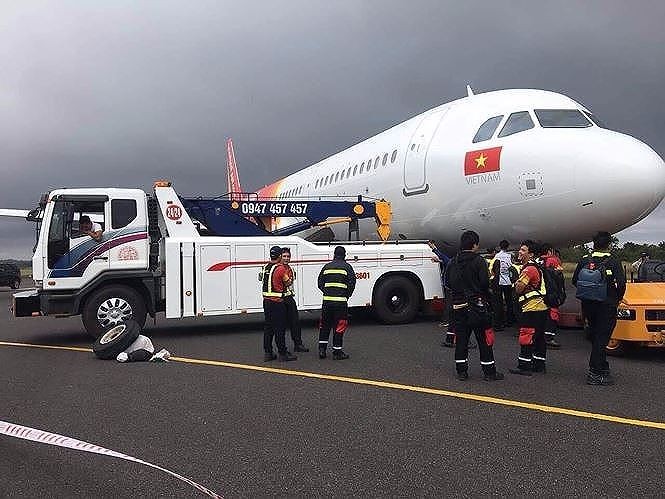 Lực lượng cứu hộ ứng cứu máy bay gặp sự cố của Vietjet tại sân bay Buôn Ma Thuột.