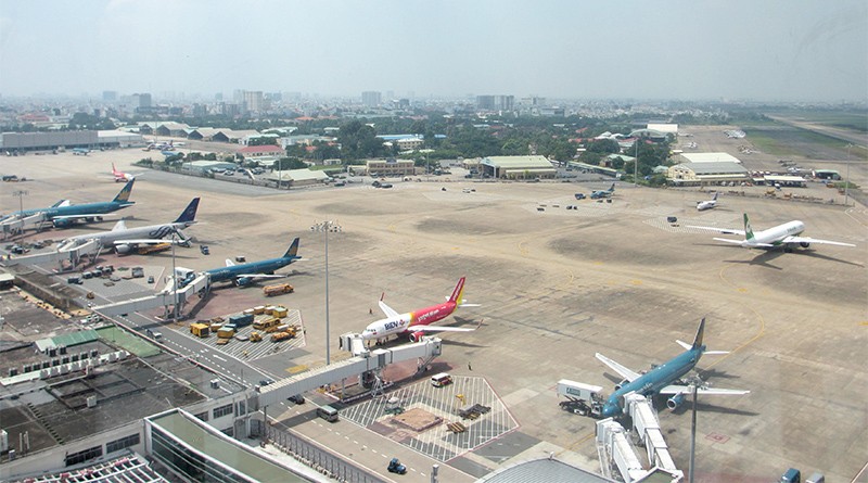 Sân bay Tân Sơn Nhất thường xuyên rơi vào cảnh tắc nghẽn do mật độ lớn.