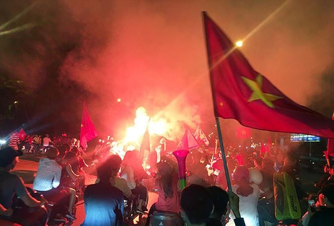 Nhiều CĐV cỗ vũ ăn mừng quá khích sau chiến thắng trận bán kết lượt về ở Hà Nội.