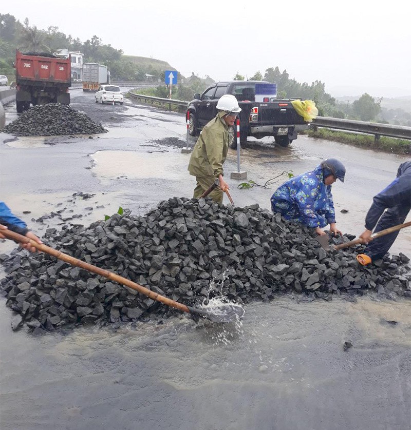 Quốc lộ 1 qua Phú Yên hư hỏng, xuống cấp do mưa lũ, nhưng việc khắc phục chậm trễ.