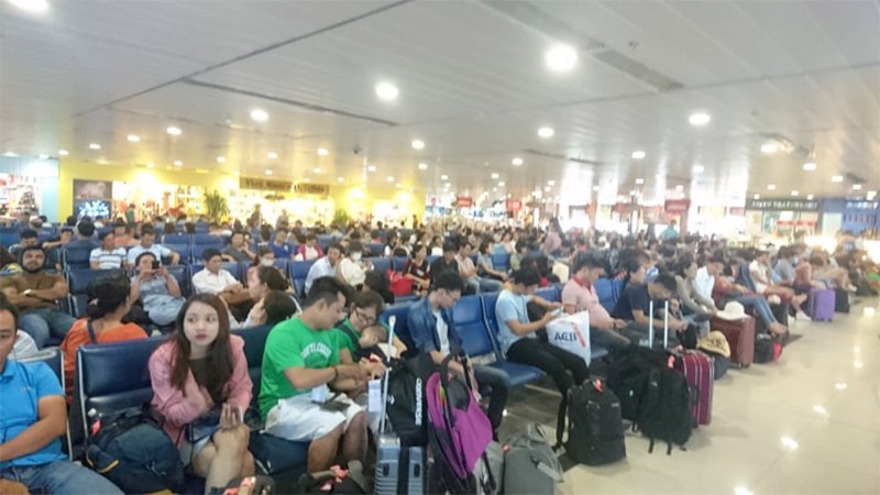 Khu vực chờ lên máy bay sân bay Tân Sơn Nhất không còn chỗ trống vào những khung giờ cao điểm.