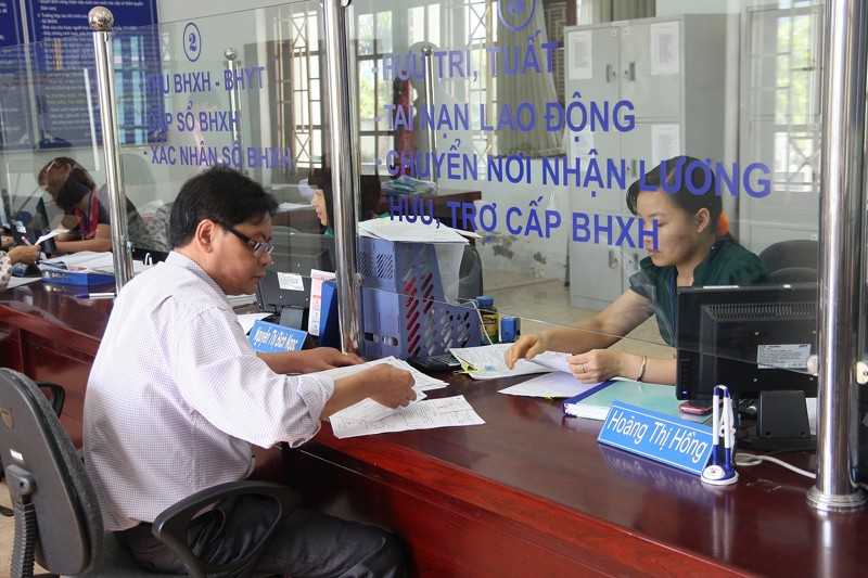  BHXH Việt Nam đặt mục tiêu phân đấu đạt và vượt các mục tiêu đặt ra cho năm 2018. Ảnh: Giao dịch tại BHXH Lào Cai. 