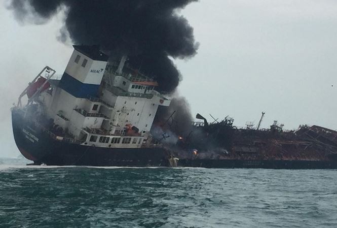 Tàu chở dầu Aulac Fortune của Việt Nam bốc cháy trên biển Hong Kong.