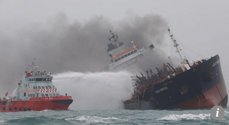 Tàu Aulac Fortune cháy trên biển Hong Kong.