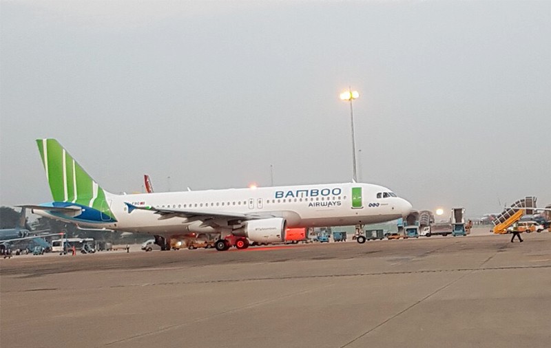 Khách tự ý mở cửa thoát hiểm tàu bay, khiến chuyến bay của hãng Bamboo Airways bị chậm giờ so với kế hoạch. Ảnh minh hoạ.