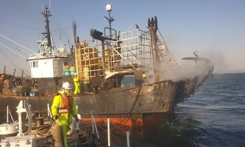 Chiếc tàu cá Hàn Quốc cháy với 2 lao động Việt Nam gặp nạn.